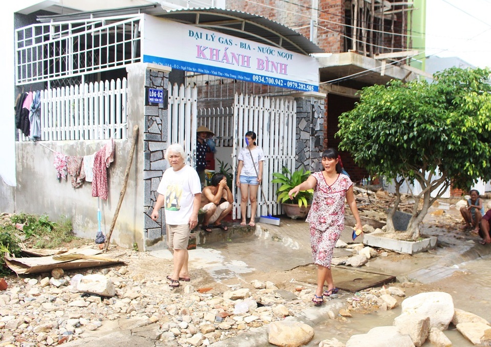 Người mẹ trẻ chỉ nơi nắm được tay con nhưng cả 2 mẹ lại bị lũ cuốn lăn vòng trong đất đá