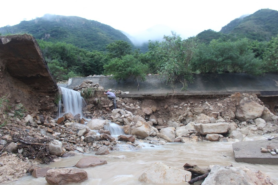 Hiện trường kênh thoát lũ khu dân cư Đường Đệ (phường Vĩnh Hòa, TP Nha Trang) bị vỡ gây nên trận lũ quét kinh hoàng cho khu dân cư bên dưới