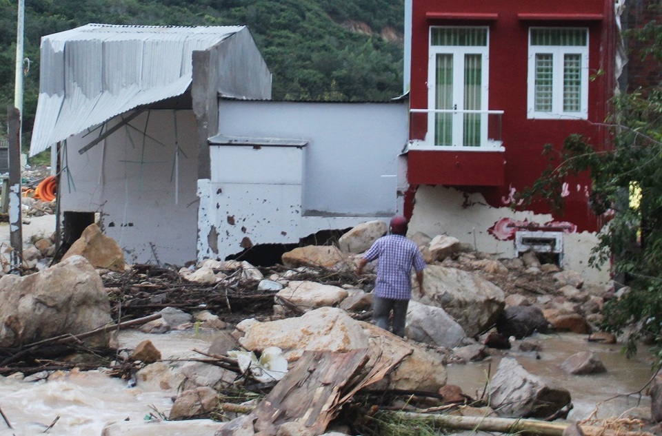 Nhà dân bị rách bươm, nứt tường do đất đá tràn xuống, đổ ào vào nhà