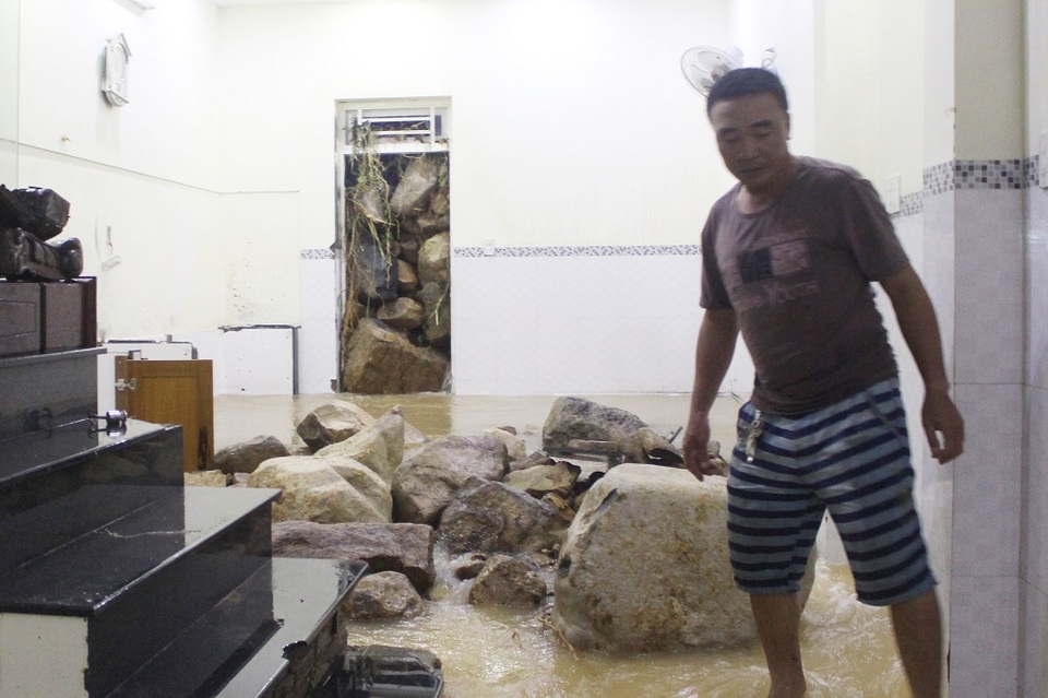 Nhiều đá tảng lọt vào trong nhà dân khiến người dân bất an, sợ hãi