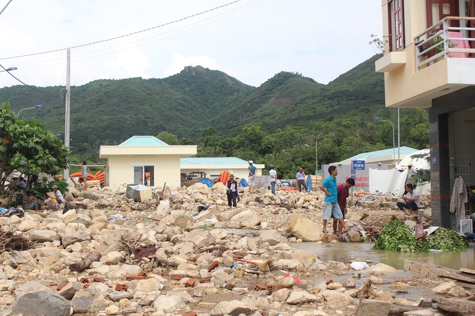 Cảnh tượng đổ nát, tan hoang sau khi kênh bị vỡ, gây nên trận lũ quét