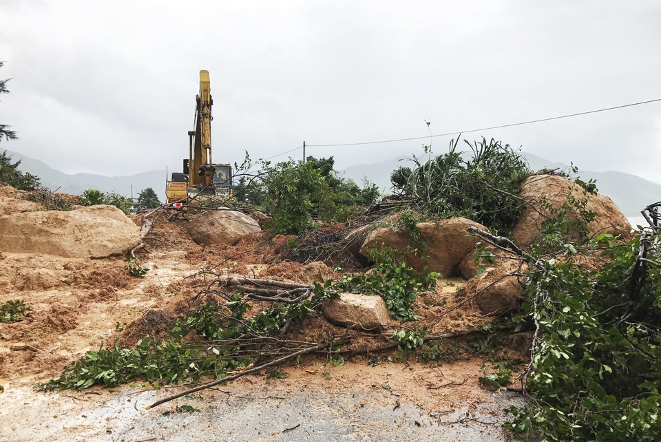 Những đoạn sạt lở nặng khiến tuyến đèo độc đạo nối Khánh Hòa - Phú Yên bị tê liệt từ 0h ngày 16/12 đến 8h30