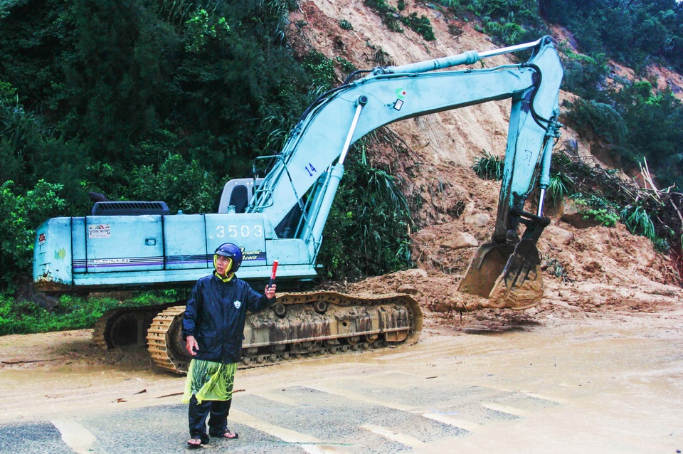Quốc lộ 1 đoạn nối Khánh Hòa - Phú Yên bị sạt lở kinh hoàng trên đèo Cổ Mã - Đèo Cả, sáng 16/12 khiến hàng trăm phương tiện chôn chân