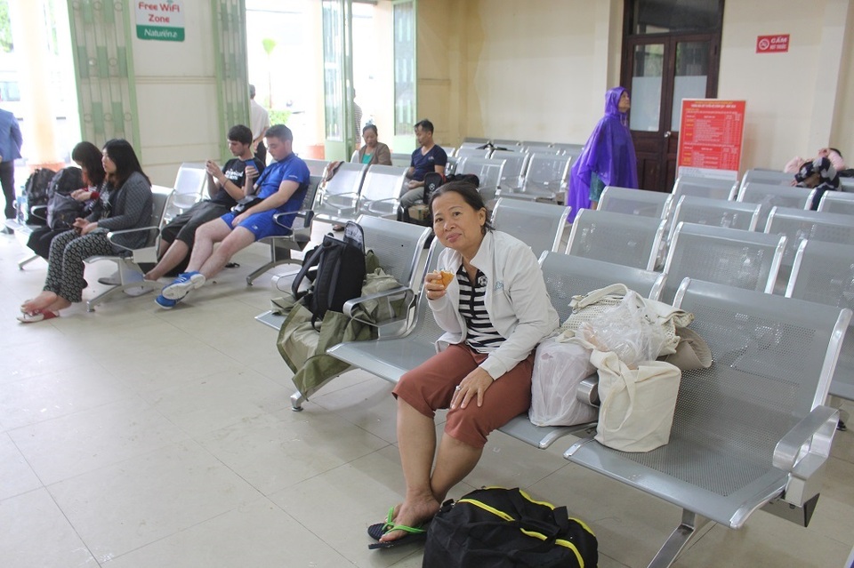 Người phụ nữ này cho biết, bà đợi tàu ở phía Bắc vào ga Nha Trang để đi TP HCM nhưng tàu mắc kẹt ở Phú Yên không vào nên phải đổi vé, chờ đợi