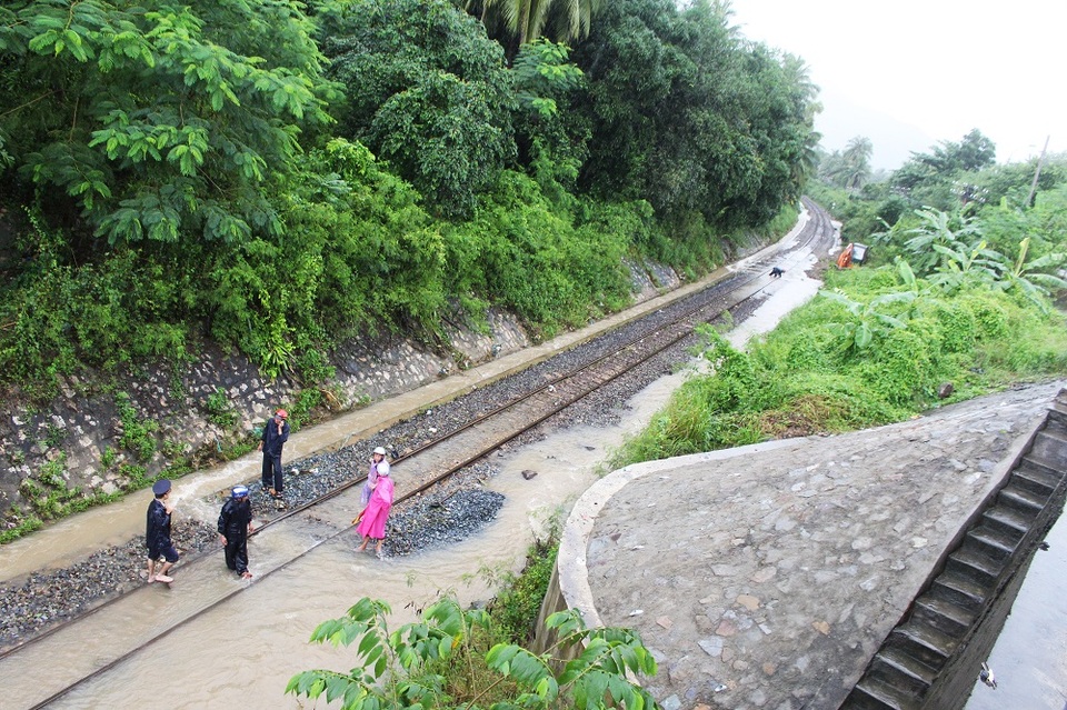 Đường sắt tê liệt, quốc lộ 1 tan hoang trên Đèo Cả - Cổ Mã - 5