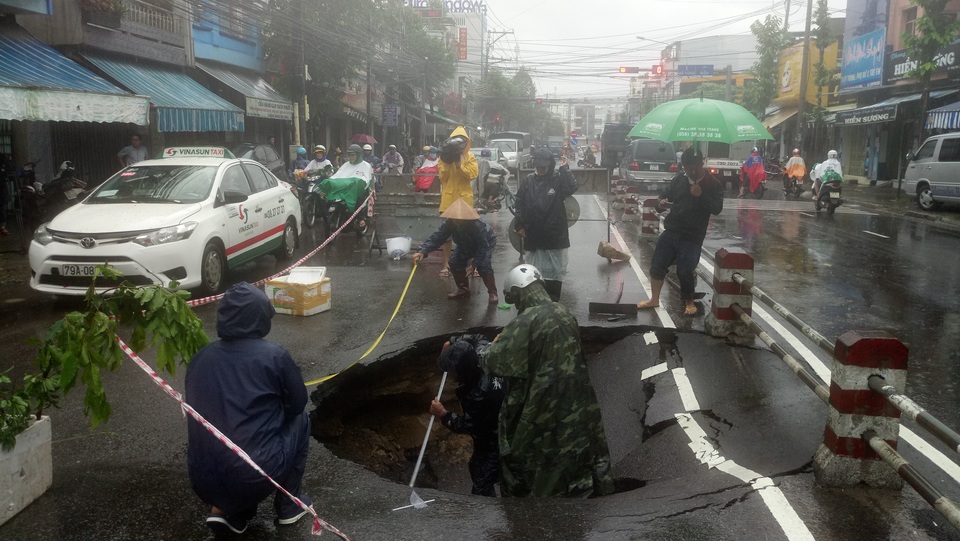 Hiện trường hố tử thần trên đường Lê Hồng Phong, TP Nha Trang, sáng 19/12