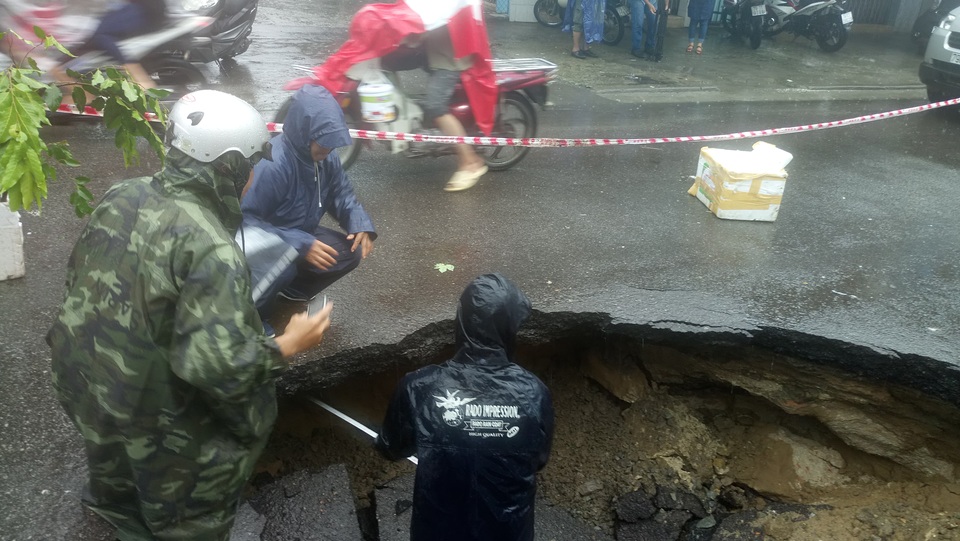 “Hố tử thần” dài hơn 5m xuất hiện trên đường phố Nha Trang - 1