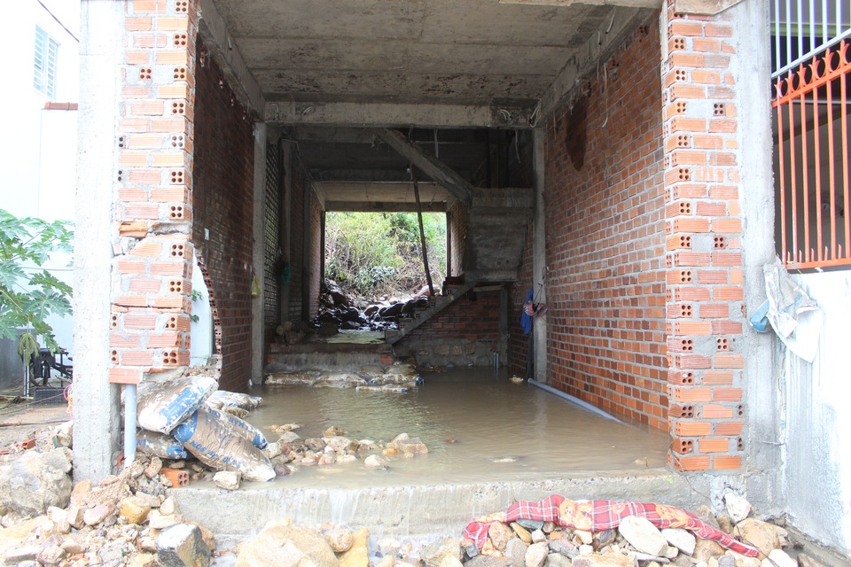Nhà dân ngổn ngang đất đá sau khi có mưa lớn, ngày 19/12