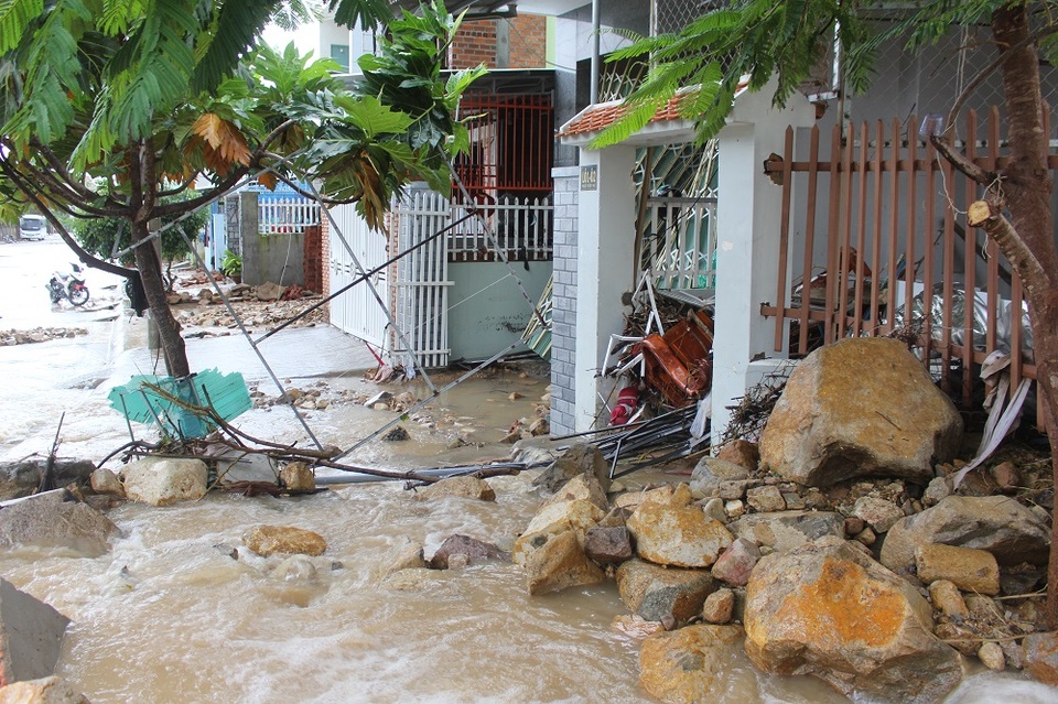
Cuộc sống của người dân đảo lộn sau vụ vỡ kênh Đường Đệ, TP Nha Trang gây lũ quét kinh hoàng.

