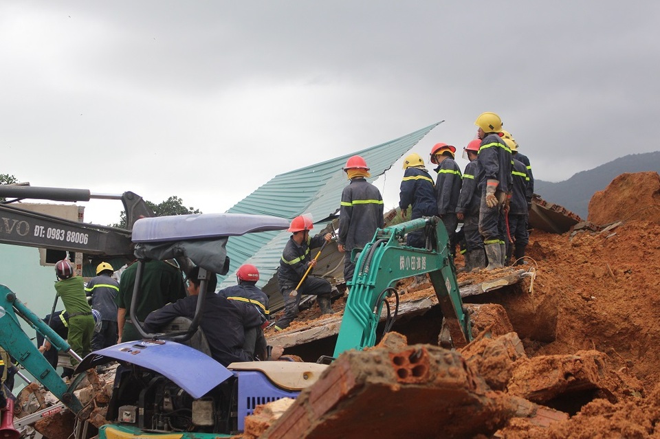 
Vợ con anh Dũng đã bị vùi lấp dưới đống đất đá ngổn ngang này.
