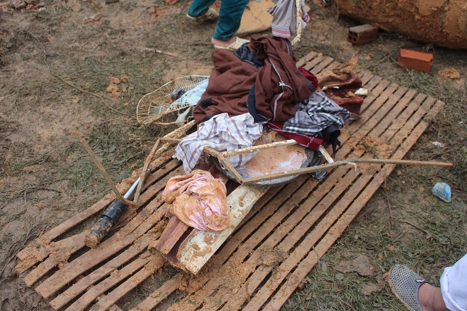 Nhiều vật dụng, đồ dùng sinh hoạt của nạn nhân được tìm thấy