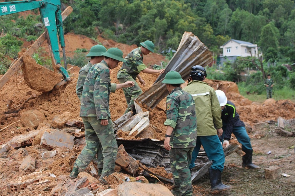 Quân đội tiếp cận một số vật liệu hư hỏng của các căn nhà bị vùi lấp