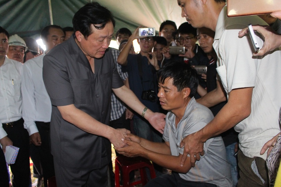 Chánh án TAND tối cao Nguyễn Hòa Bình đã đến hiện trường chỉ đạo công tác tìm kiếm, thăm hỏi gia đình các nạn nhân, chiều 20/12