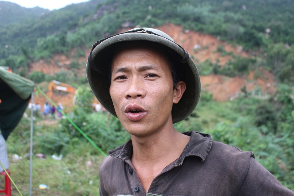 Anh Đức, người bế 2 cháu bé con anh Tú và kéo anh Tú ra khỏi đống đổ nát, kể lại giây phút sinh tử