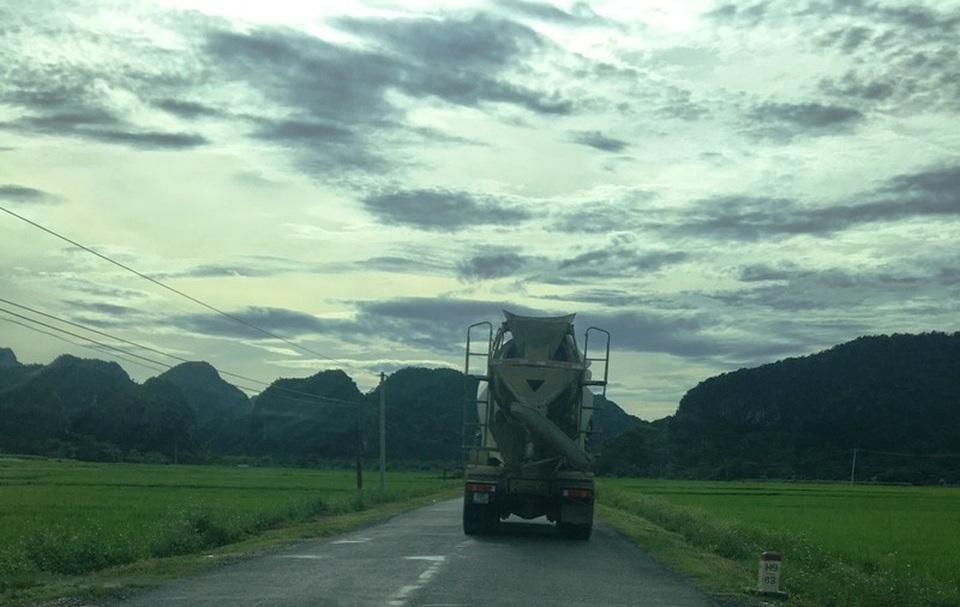Chánh văn phòng huyện ký công văn đề nghị “tạo điều kiện” cho xe tải - 2 Chiếc xe bồn có trong danh sách của văn bản lưu thông trên tuyến đường 217