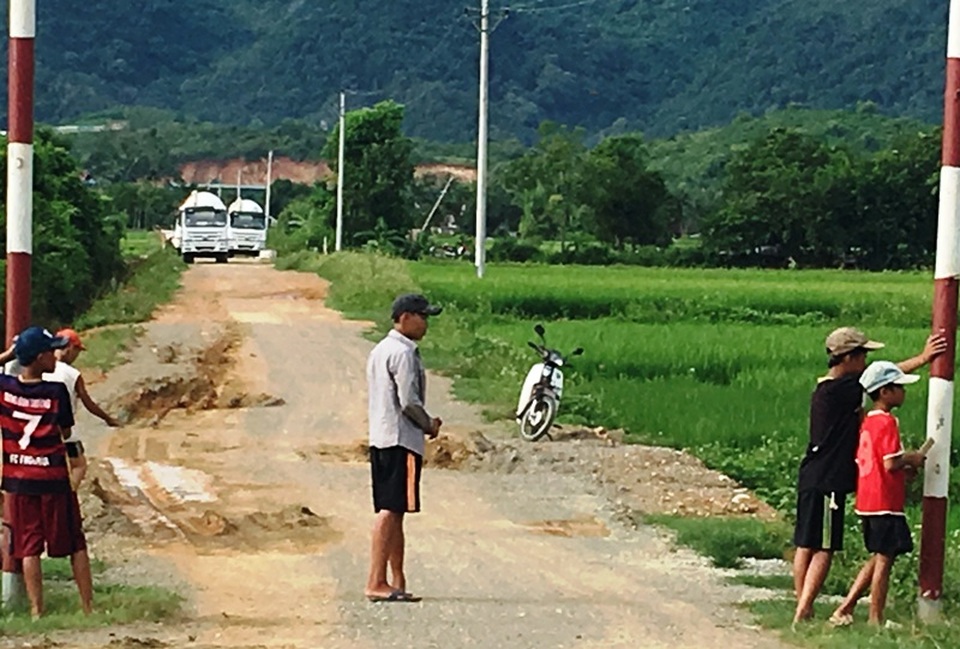 Chánh văn phòng huyện ký công văn đề nghị “tạo điều kiện” cho xe tải - 3 Tuyến đường từ quốc lộ 217 đi làng Chợ