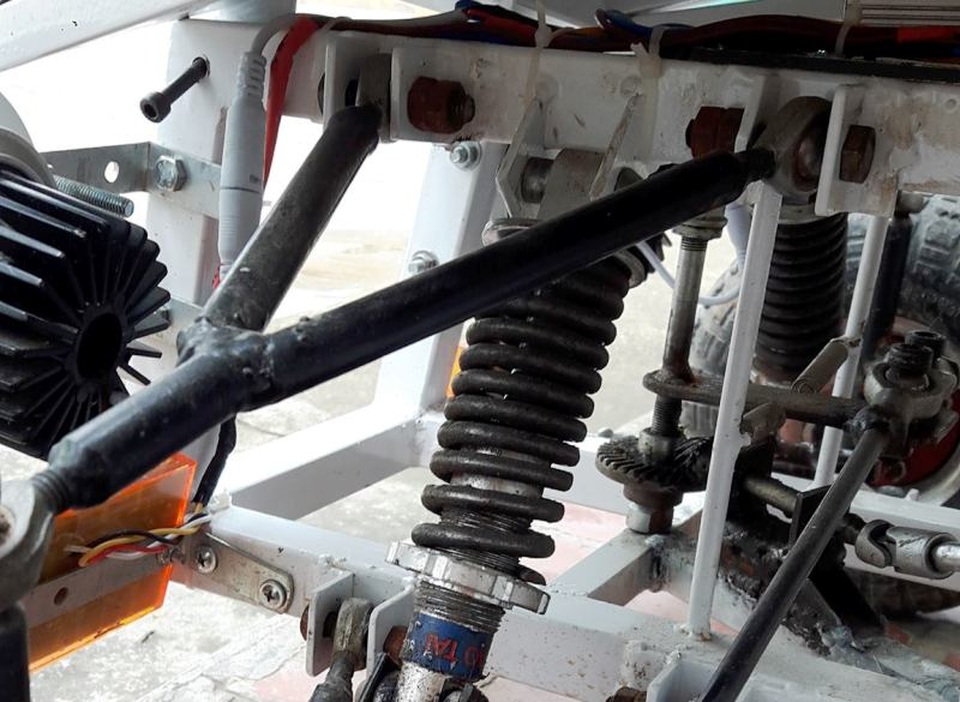 Nhìn vào chiếc xe, không ai nghĩ đây là thành quả sáng tạo của một giáo viên dạy nhạc