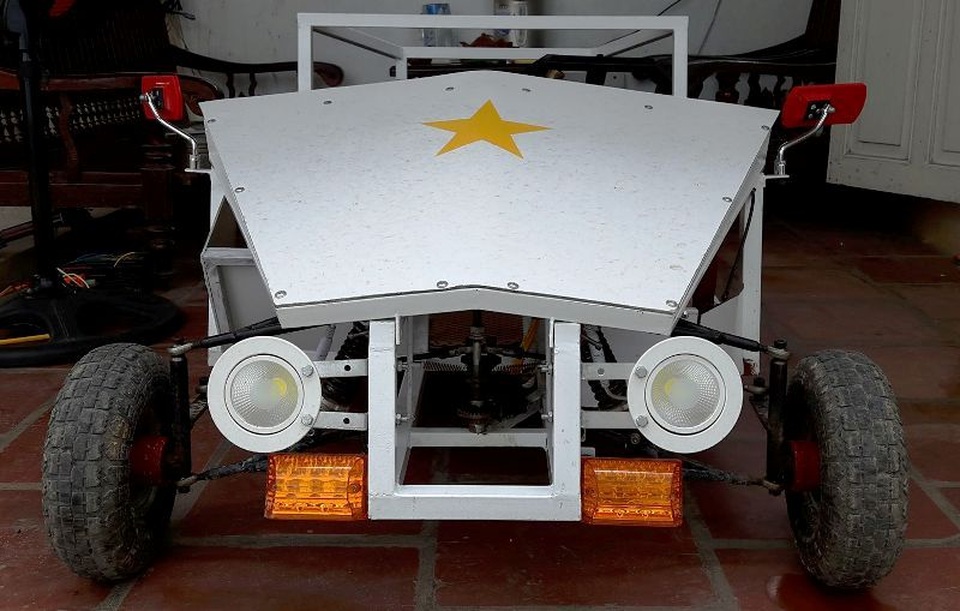 Thầy giáo dạy nhạc tự chế xe ô tô cho con trai - 5