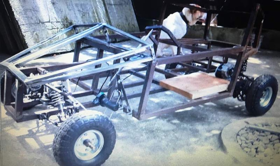 Thầy giáo dạy nhạc tự chế xe ô tô cho con trai - 3