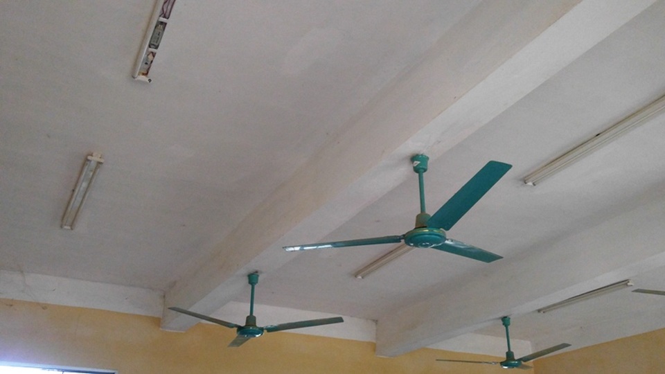Lớp học bị cắt điện chiếu sáng, quạt mát vì kinh phí quá ít - 3 Còn hệ thống bóng điện và quạt trần không được phép dùng