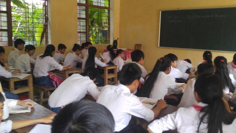 Lớp học bị cắt điện chiếu sáng, quạt mát vì kinh phí quá ít - 1 Học sinh học trong điều kiện thiếu ánh sáng