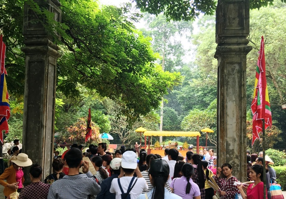 Dòng người nườm nượp hướng về lễ hội Lam Kinh 2016 - 4 Hàng nghìn người đến dâng hương mộ vua Lê Lợi