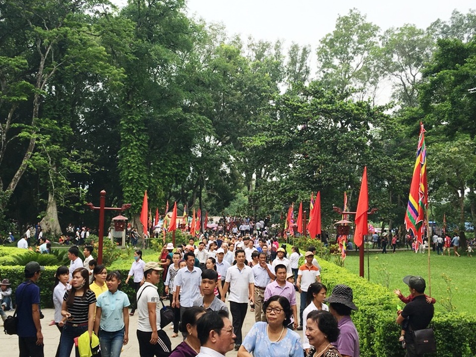 Dòng người nườm nượp hướng về lễ hội Lam Kinh 2016 - 2 Dòng người hành hương về với Lam Kinh