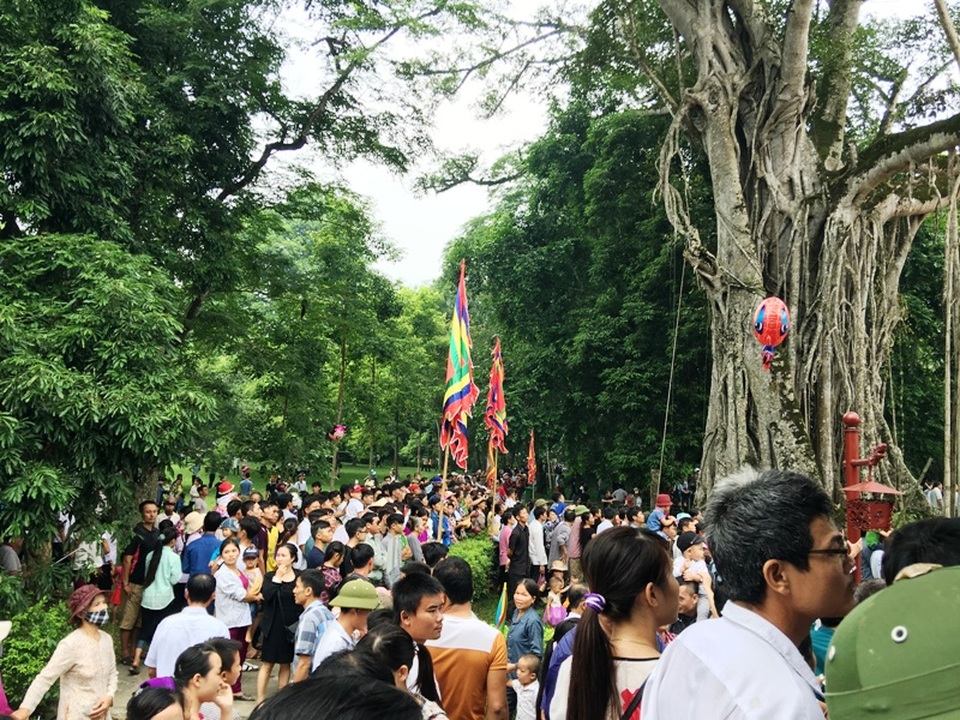 Dòng người nườm nượp hướng về lễ hội Lam Kinh 2016 - 6 Hàng năm, Khu di tích Lam Kinh đón hàng vạn du khách tham quan