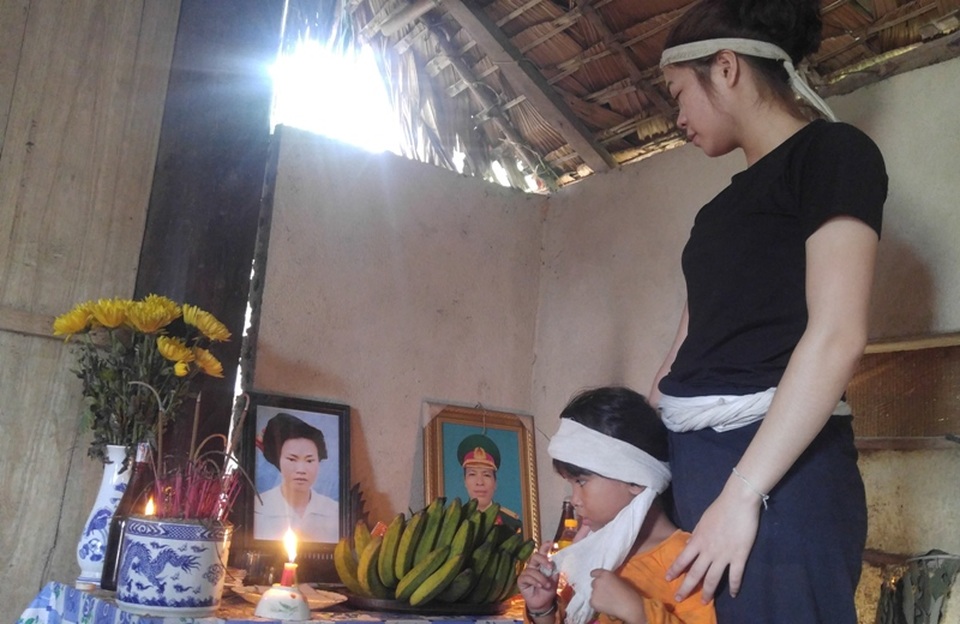 Hai vợ chồng chết thương tâm để lại 4 đứa con bơ vơ trong khốn khó - 4 Vợ chồng anh Khoa ra đi, để lại người mẹ già và 4 đứa con bơ vơ