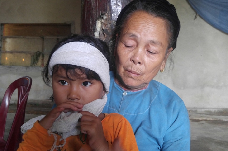 Hai vợ chồng chết thương tâm để lại 4 đứa con bơ vơ trong khốn khó - 5 Bà Gió thương các cháu, nhưng bà chẳng còn làm được gì để giúp các cháu.