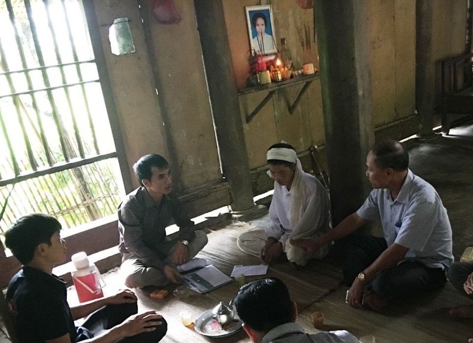 Quỹ Nhân ái báo Dân trí hỗ trợ các gia đình bị nạn do ảnh hưởng bão số 4 - 1
Đại diện lãnh đạo chính quyền địa phương và đại diện báo Dân trí đến thăm hỏi các gia đình có người bị nạn tại xã Thanh Quân, huyện Như Xuân, tỉnh Thanh Hóa