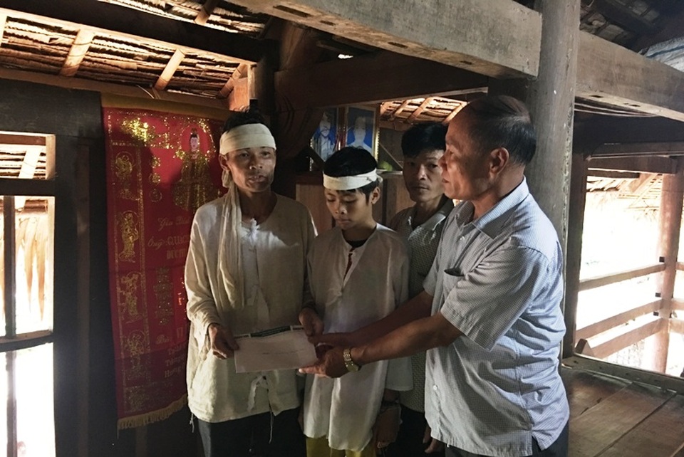 Quỹ Nhân ái báo Dân trí hỗ trợ các gia đình bị nạn do ảnh hưởng bão số 4 - 3 Ông Vi Hồng Long - Chủ tịch UBND xã Thanh Quân trao quà đến ông Lương Văn Loan có vợ và con trai mất