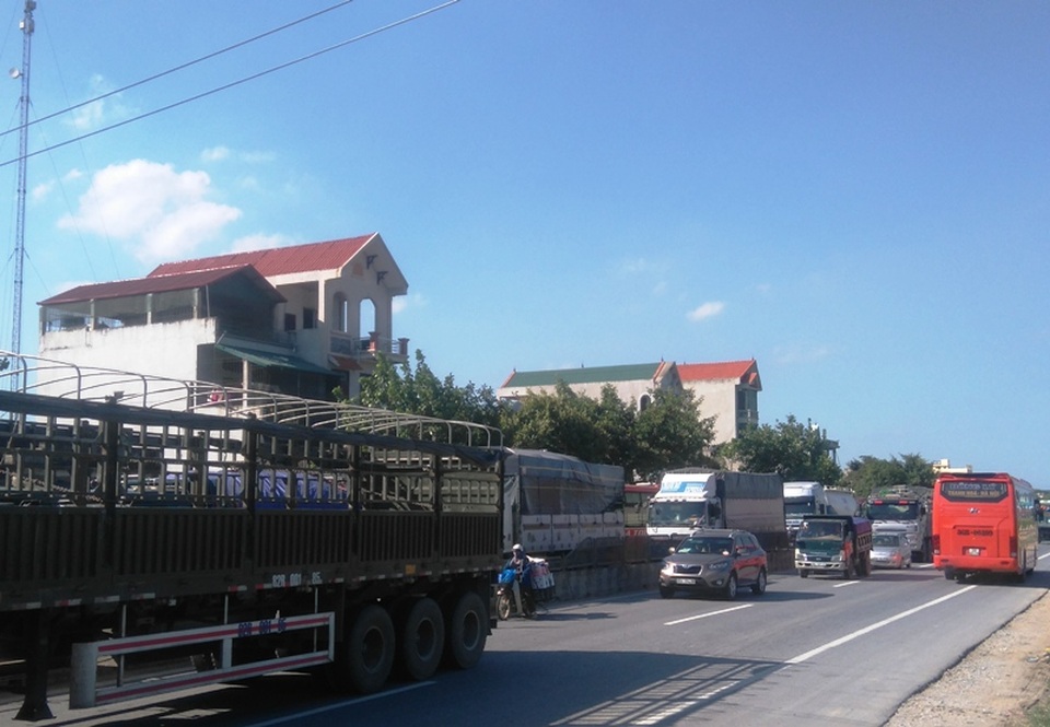 Giao thông qua hiện trường bị ách tắc