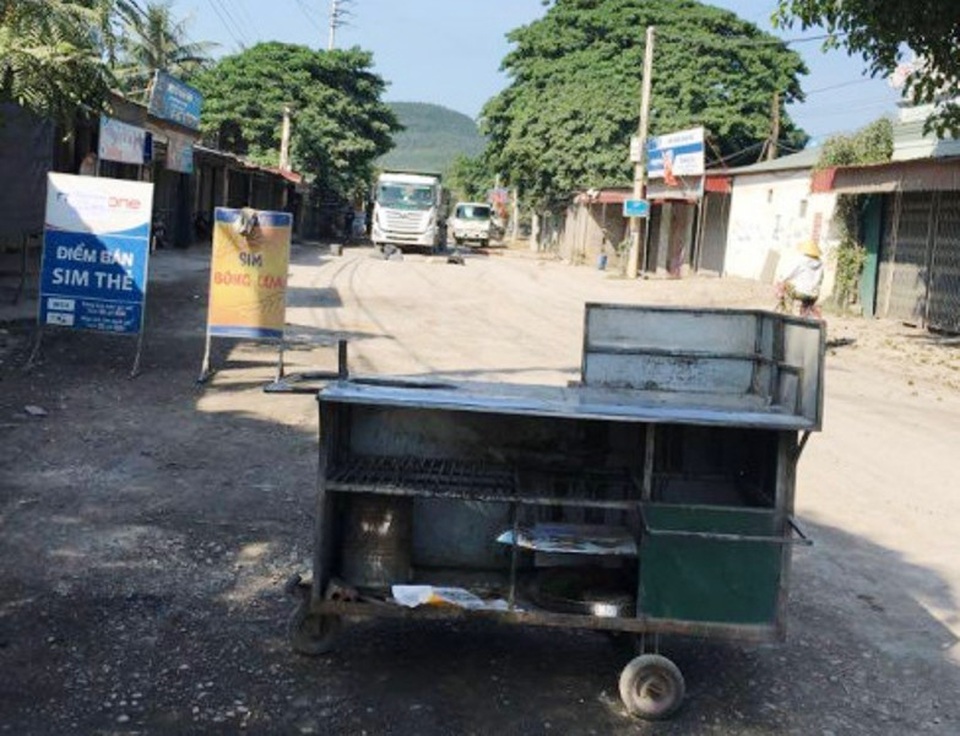 Dân mang vật dụng ra đường ngăn xe tải