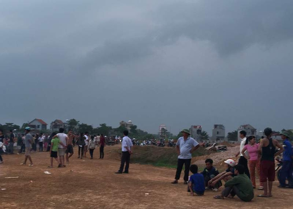 Hàng trăm người dân địa phương và người nhà nạn nhân bàng hoàng khi nghe tin vụ việc
