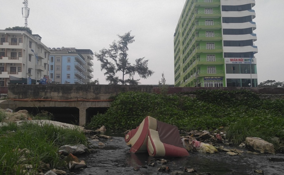 Cống nước này đổ thẳng ra biển