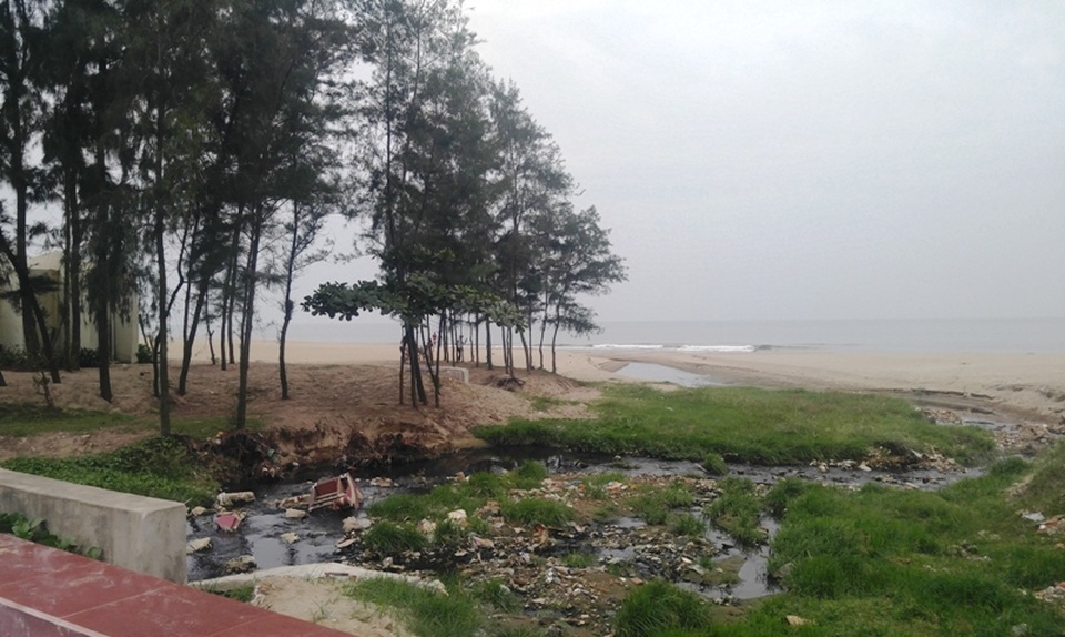 
Dọc bãi biển Sầm Sơn có 5 điểm tràn như thế này.
