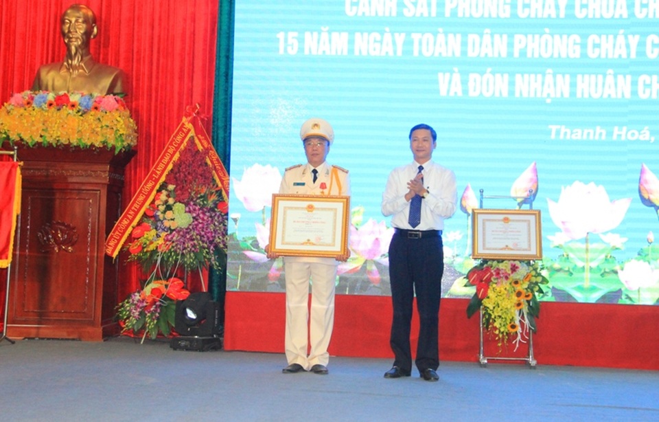 Đại tá Lê Văn Cứu - Giám đốc Cảnh sát PCCC Thanh Hóa nhận Huân chương chiến công hạng Ba.