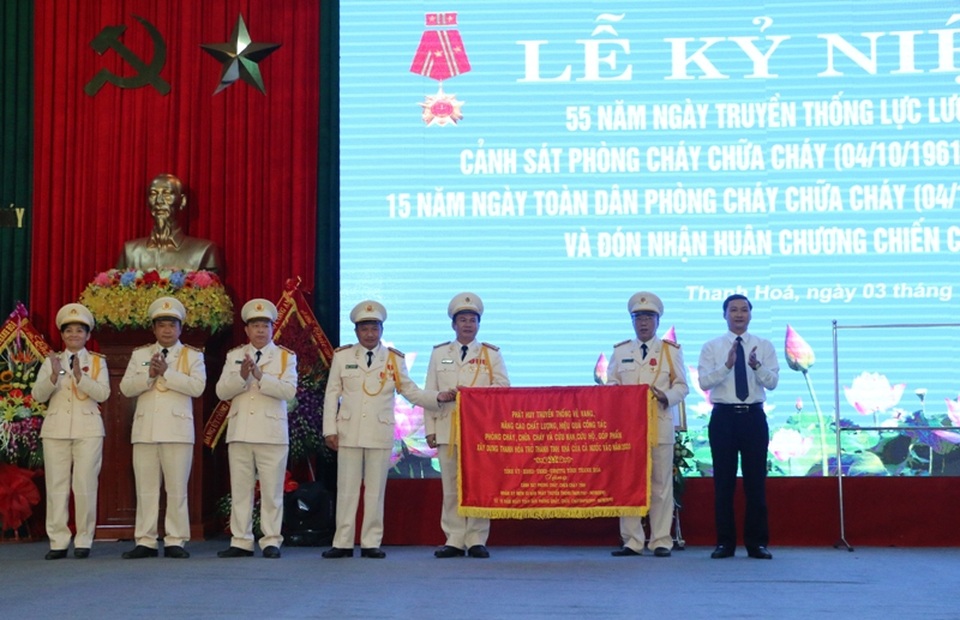 Cảnh sát PCCC Thanh Hóa nhận bức trướng mang dòng chữ “Phát huy truyền thống vẻ vang, nâng cao chất lượng, hiệu quả công tác PCCC và cứu nạn cứu hộ góp phần xây dựng Thanh Hóa trở thành tỉnh khá của cả nước vào năm 2020”