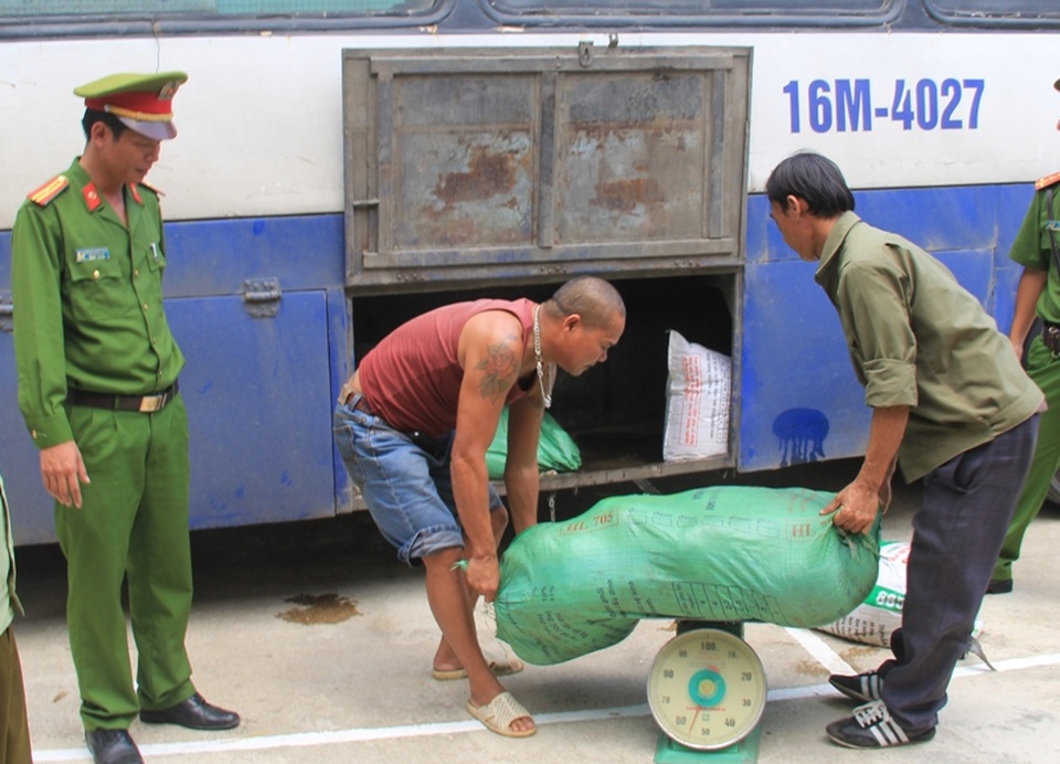 Lực lượng chức năng kiểm tra lô hàng thực phẩm bẩn