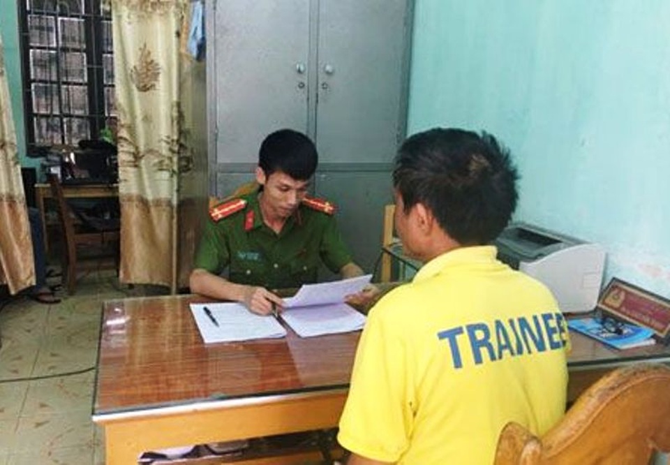 Hóa trang "đồng nát", gây ra hàng loạt vụ trộm cắp - 1 Công an huyện Hoằng Hóa lấy lời khai của đối tượng