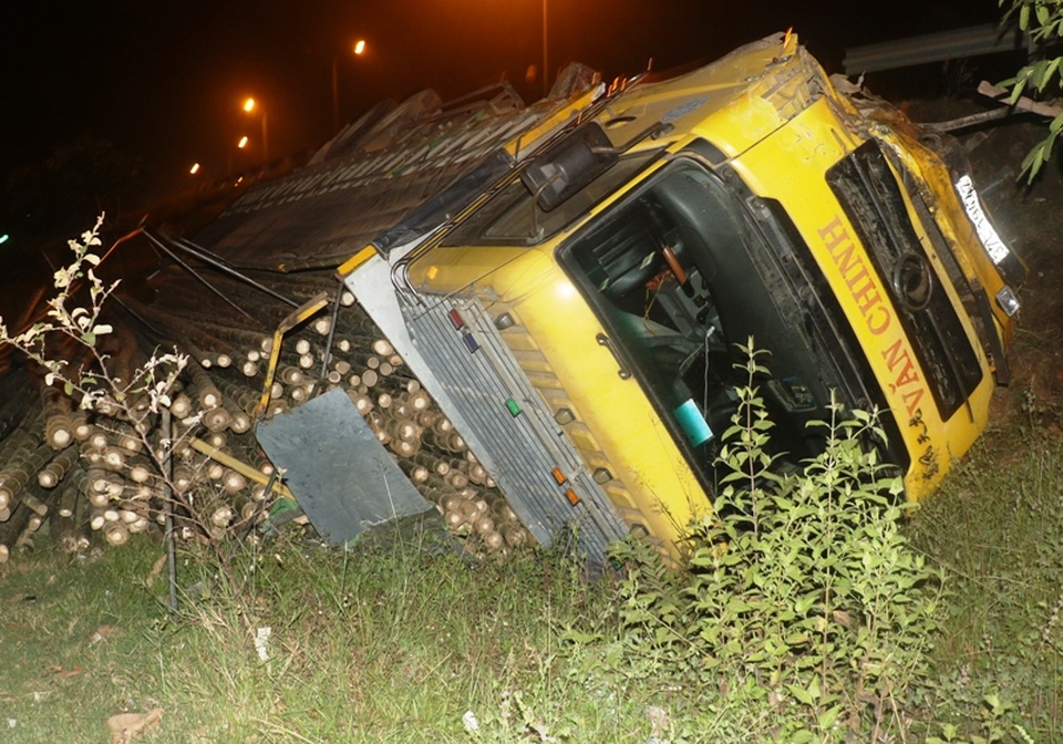 
Xe tải chở luồng lật sang vệ đường.
