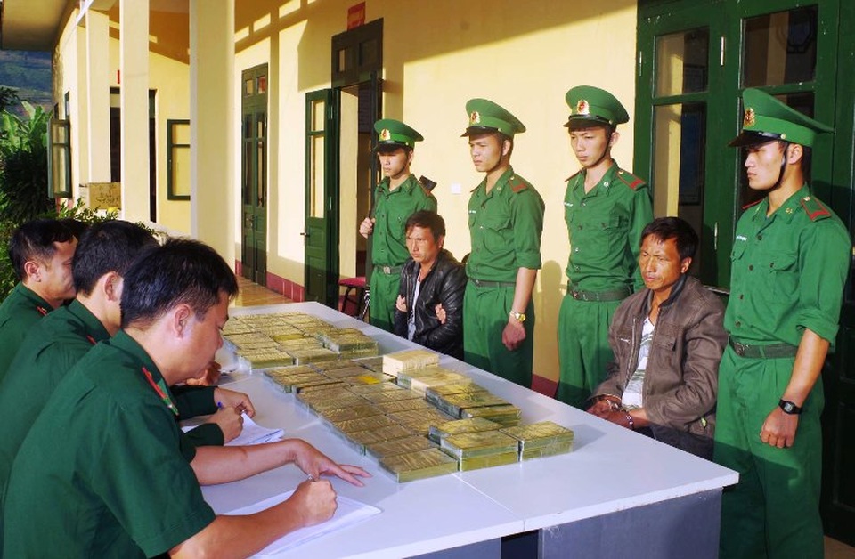 Bắt 2 người nước ngoài vận chuyển 69 bánh heroin - 3 Lực lượng Bộ đội Biên phòng lập biên bản