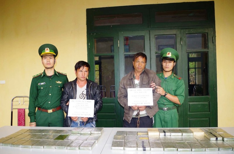 Bắt 2 người nước ngoài vận chuyển 69 bánh heroin - 1 Hai đối tượng và tang vật vụ án