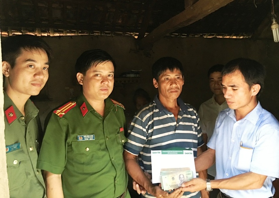 Lãnh đạo Công an huyện Như Thanh cùng PV Dân trí trao quà bạn đọc ủng hộ tới gia đình em Trúc