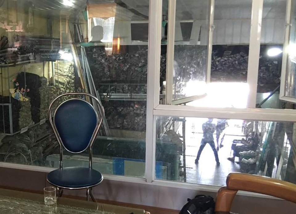 Đối tượng bịt mặt đạp cửa xông vào nhà lên thẳng tầng 2 khống chế bé gái 6 tuổi để cướp tài sản