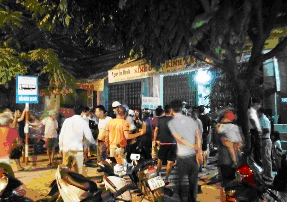 Bé gái 6 tuổi thoát chết ngoạn mục khỏi lưỡi dao của kẻ cướp táo tợn - 2 Rất đông người dân địa phương có mặt tại hiện trường ngay sau khi nhận được thông tin