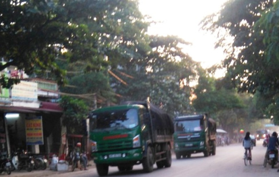 Thanh Hóa: Xe qúa tải hoành hành, đường "nát như tương", dân khốn khổ - 6 Tuyến đường qua thị trấn Kim Tân, huyện Thạch Thành cũng có nhiều xe quá khổ, quá tải hoạt động