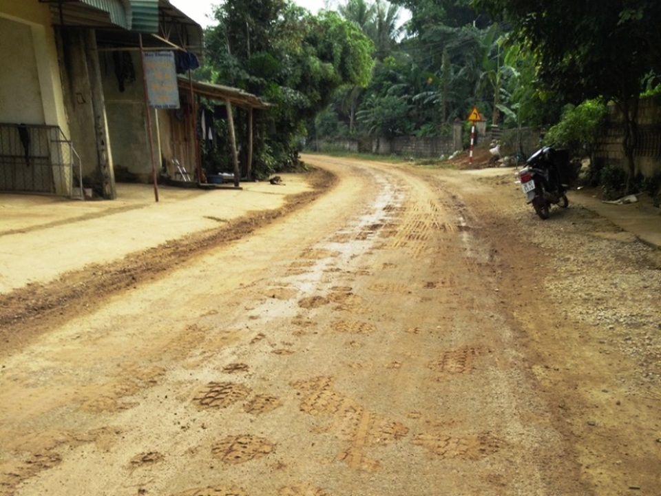 Thanh Hóa: Xe qúa tải hoành hành, đường "nát như tương", dân khốn khổ - 2 Thi thoảng doanh nghiệp tưới nước nhưng khiến đường lại nhếch nhác, nắng lên lại bụi mù mịt