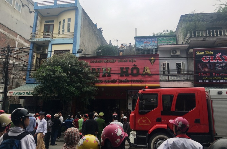 Tiệm vàng bốc cháy trong lúc gia chủ đi vắng - 2 Tại thời điểm xảy ra vụ cháy, trong nhà không có người